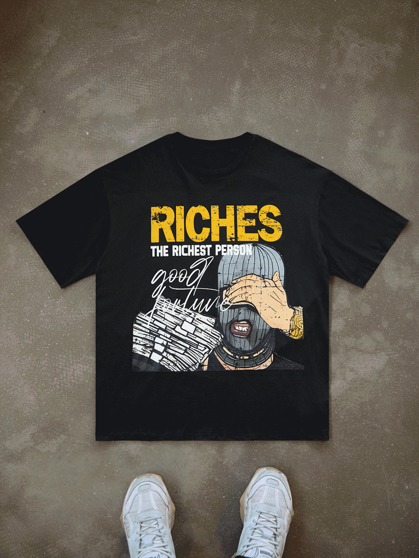 Manfinity EMRG Best - Selling On INS! This Men's Black T - Shirt Is In A Young Street Style. There Are Eye - Catching Patterns And Words On It. "RICHES" Is Written In Orange - Yellow Letters Right At The Top, And "THE RICHEST PERSON" Is In White Letters Below. In The Pattern Part, There Is A Figure Wearing A Gray Hat, Covering His Face With His Hand, And There Are Also Elements Of Stacked Banknotes Nearby. The Overall Style Is  Full Of Personality.Men's Slogan Print Round Neck Short Sleeve Casual T-Shirt - Black - View 3