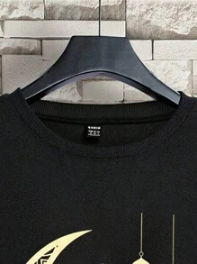 SHEIN 男士套头卫衣，秋冬新款，圆领，修身版型，黑色，印有月亮、星星、台灯和“My Fist Sid”字样的酷炫图案，时尚宽松舒适，潮流男士卫衣，夜光图案 - 黑色 - 查看 5