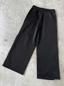 Manfinity Sporsity Men's Streetwear Academy INS Black Sweatpants With White Striped Color Block Design, Men's Striped Drawstring Waist Loose Fit Athletic Style Casual Sweatpants,Men's Black Sports Pants With Streamlined White Stripes And Red Letter Logo, Simple And Neat Design, Full Of Sporty Feeling. Suitable For Outdoor Sports And Leisure Occasions.