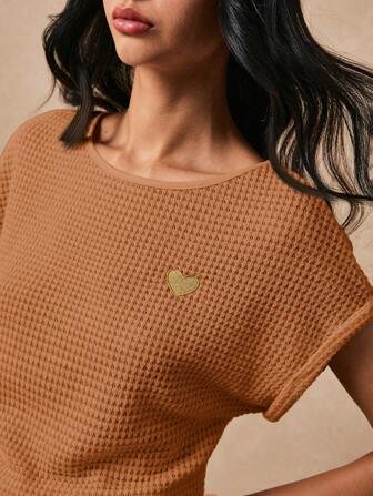 Poéselle Damen Fledermausärmel T-Shirt aus gestricktem Waffelmaterial mit Herz Stickerei, atmungsaktiv, weich und bequem, mit goldener Herz Stickerei. Es ist ein locker sitzendes Fledermausärmel T-Shirt, geeignet für Urlaub und Alltag. Sommer Top, Boho und süß.