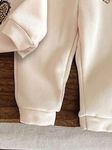 SHEIN Conjunto de sudadera con capucha suave y gruesa de punto para bebé niña, con diseño de estampado de leopardo y corazón, en color beige, de uso casual - Beis - Ver 5