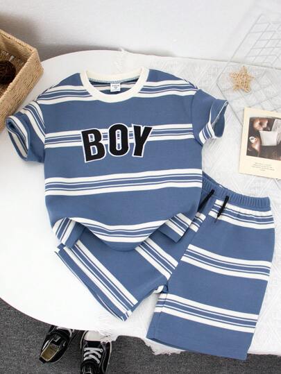 SHEIN 2 件男孩黑白条纹字母刺绣贴片圆领落肩短袖 T 恤和短裤套装，适合日韩风格日常休闲场合、夏季度假、度假、旅行、放松、日光浴