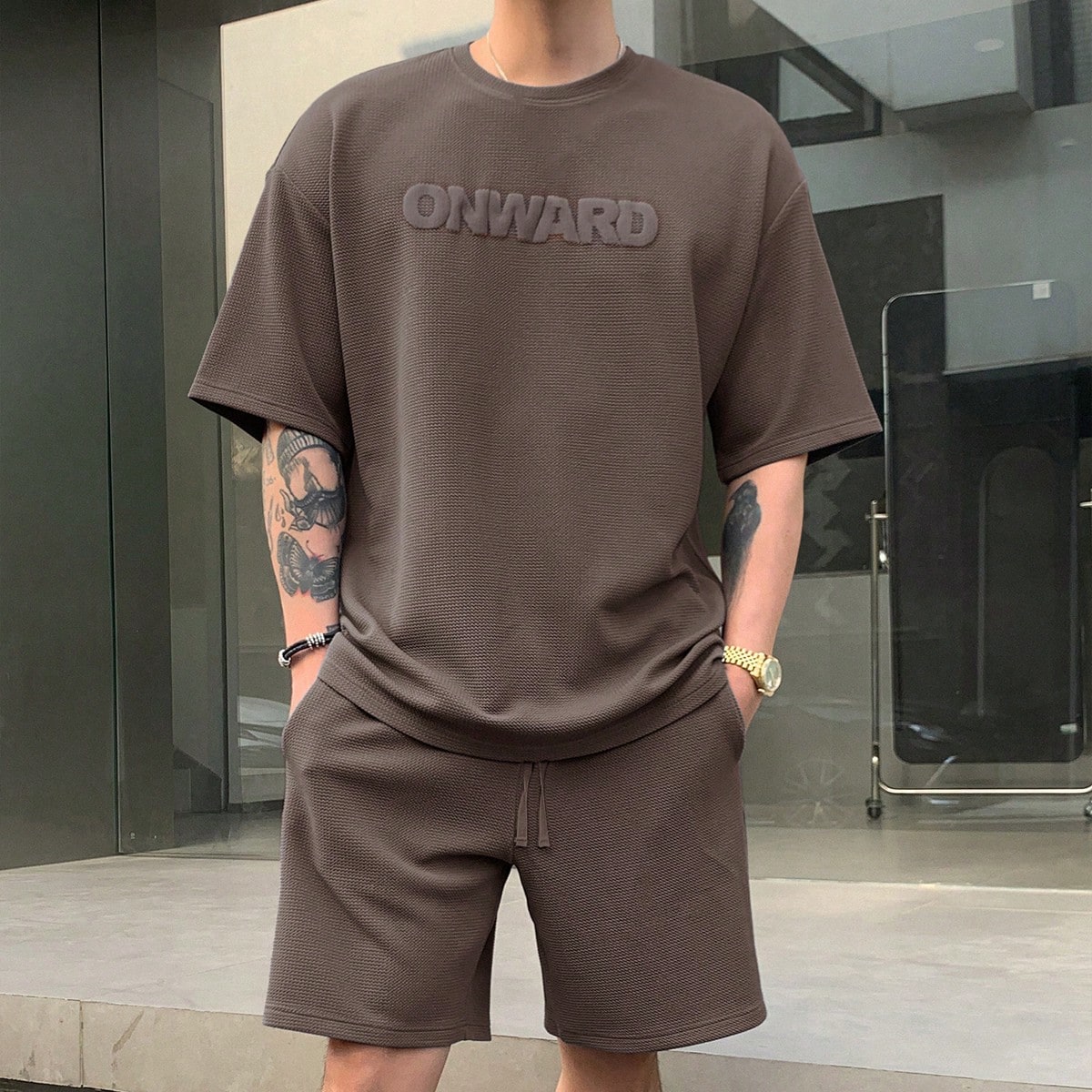 Conjunto de camiseta casual de verano para hombre impresa con letras, cuello redondo y manga corta junto con pantalones cortos