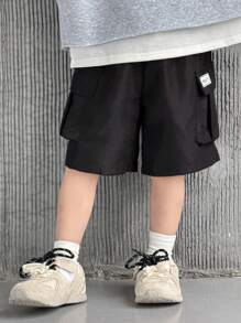 SHEIN Quần short Cargo rộng rãi màu trơn đơn giản cho bé trai có túi lớn, cạp chun, quần đen tối giản đa năng thích hợp mặc đi học, tiệc sinh nhật, biểu diễn, đám cưới, lễ rửa tội, khai giảng, mặc hàng ngày, mùa xuân và mùa hè - màu đen - Xem 3