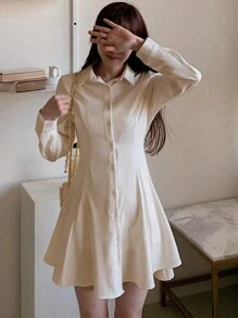 DAZY Robe courte cintrée à la taille avec col et boutons pour femmes, blanche, robe drapée pour le printemps/l'été/l'automne. Robe de graduation blanche, robe de style laitière, robe-chemise