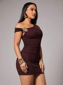 Silquee Đầm ngắn thanh lịch không tay hai dây màu đỏ tía & đỏ thẫm cho nữ, cổ bẻ hai lớp, vai chéo, trang trí kim loại bất đối xứng, thích hợp cho tiệc cocktail, buổi hẹn hò lãng mạn, tiệc trang trọng, đám cưới, phù dâu, váy dạ hội, Halloween, ngày lễ Giáng sinh, ngày lễ tình nhân - Màu Đỏ Sâu - Xem 7