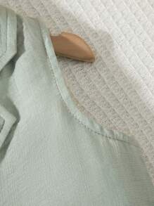 女婴夏季浅绿色西装背心和西装短裤套装，搭配针织白色短款吊带背心，打造清新精致的夏季造型。适合生日派对、朋友聚会或日常外出，独特的设计彰显时尚品味，而轮廓则展现优雅。无论是参加生日派对，这套服装都会让孩子成为关注的焦点。