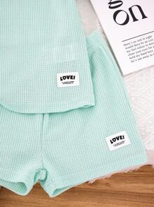SHEIN 2 Stücke/Set Kleine Mädchen Lässig Kleine Mädchen T-Shirt mit Buchstaben Muster Rundhalsausschnitt Kurzarm und Shorts Set