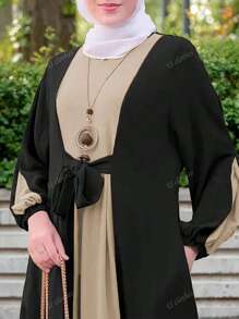 Nuovo vestito casual con collo rotondo, colore a blocchi nella parte anteriore, cinghia centrale, polsini elastici, maniche lunghe, stile a trapezio, modesto