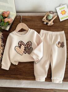 SHEIN Conjunto de sudadera con capucha suave y gruesa de punto para bebé niña, con diseño de estampado de leopardo y corazón, en color beige, de uso casual - Beis - Ver 1