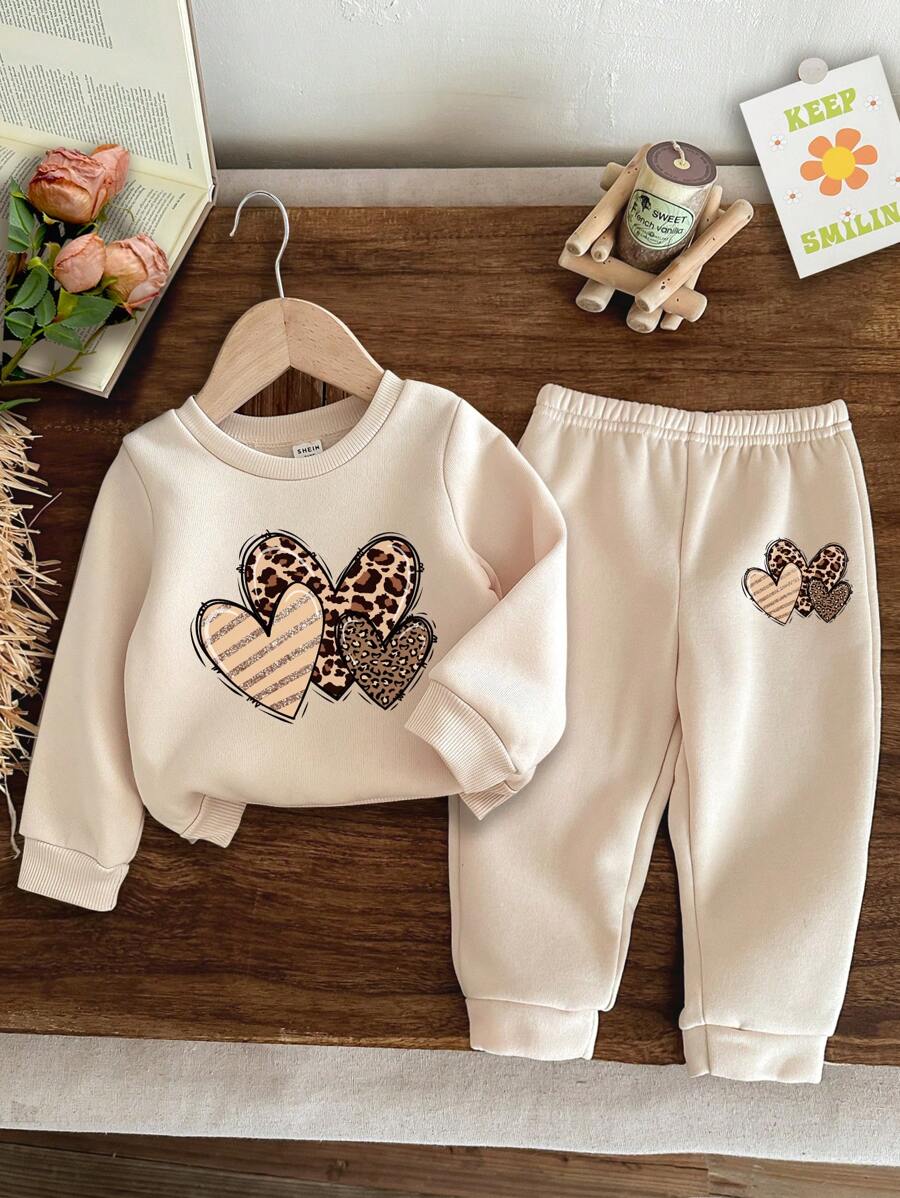 SHEIN Conjunto de sudadera con capucha suave y gruesa de punto para bebé niña, con diseño de estampado de leopardo y corazón, en color beige, de uso casual - Beis - Ver 1