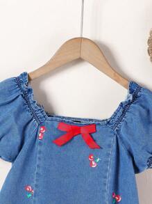 SHEIN 新款泡泡袖刺绣水洗蓝牛仔连衣裙，适合小女孩，韩版风格