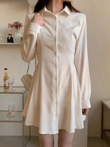 DAZY Robe courte cintrée à la taille avec col et boutons pour femmes, blanche, robe drapée pour le printemps/l'été/l'automne. Robe de graduation blanche, robe de style laitière, robe-chemise