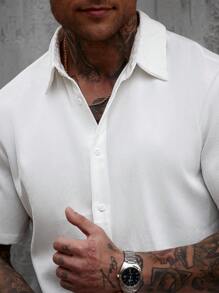 Manfinity CasualCool 男士纯色单排扣短袖衬衫短裤休闲套装 - 白色 - 查看 4