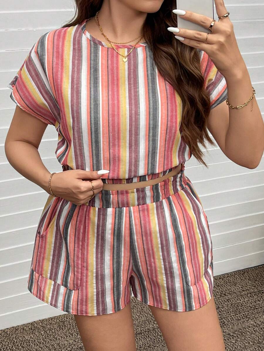 SHEIN LUNE Conjunto de 2 piezas de mujer talla grande con camisa de cuello redondo de mangas de murciélago a rayas y pantalones cortos, informal para el verano