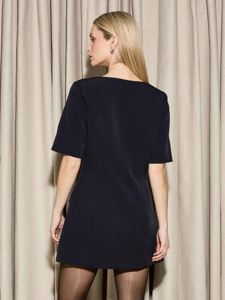 Vestido Curto Alfaiatado com Botões e Decote em V