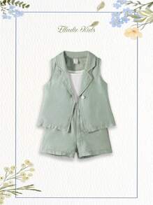 女婴夏季浅绿色西装背心和西装短裤套装，搭配针织白色短款吊带背心，打造清新精致的夏季造型。适合生日派对、朋友聚会或日常外出，独特的设计彰显时尚品味，而轮廓则展现优雅。无论是参加生日派对，这套服装都会让孩子成为关注的焦点。