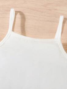 女婴夏季浅绿色西装背心和西装短裤套装，搭配针织白色短款吊带背心，打造清新精致的夏季造型。适合生日派对、朋友聚会或日常外出，独特的设计彰显时尚品味，而轮廓则展现优雅。无论是参加生日派对，这套服装都会让孩子成为关注的焦点。