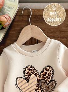 SHEIN Conjunto de sudadera con capucha suave y gruesa de punto para bebé niña, con diseño de estampado de leopardo y corazón, en color beige, de uso casual - Beis - Ver 3