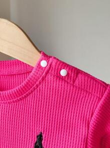 SHEIN Genkimix Kids Baby Girl New Fashion Versatile Sporty Casual Outfits, Includes Waffle Knit Polo Shirt With Embroidered Horse Rider Graphics And Matching Shorts, 2 Pieces Set