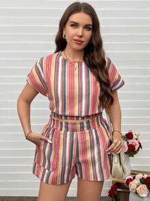 SHEIN LUNE Conjunto de 2 piezas de mujer talla grande con camisa de cuello redondo de mangas de murciélago a rayas y pantalones cortos, informal para el verano