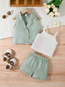 女婴夏季浅绿色西装背心和西装短裤套装，搭配针织白色短款吊带背心，打造清新精致的夏季造型。适合生日派对、朋友聚会或日常外出，独特的设计彰显时尚品味，而轮廓则展现优雅。无论是参加生日派对，这套服装都会让孩子成为关注的焦点。