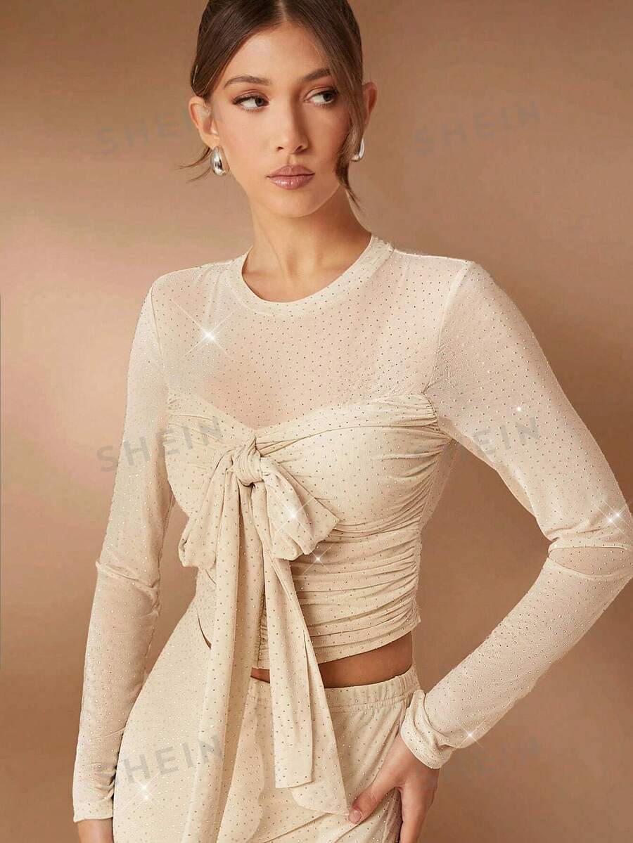 L'Amorae Elegante blusa de manga larga con detalle de lazo, pedrería y pliegues en malla