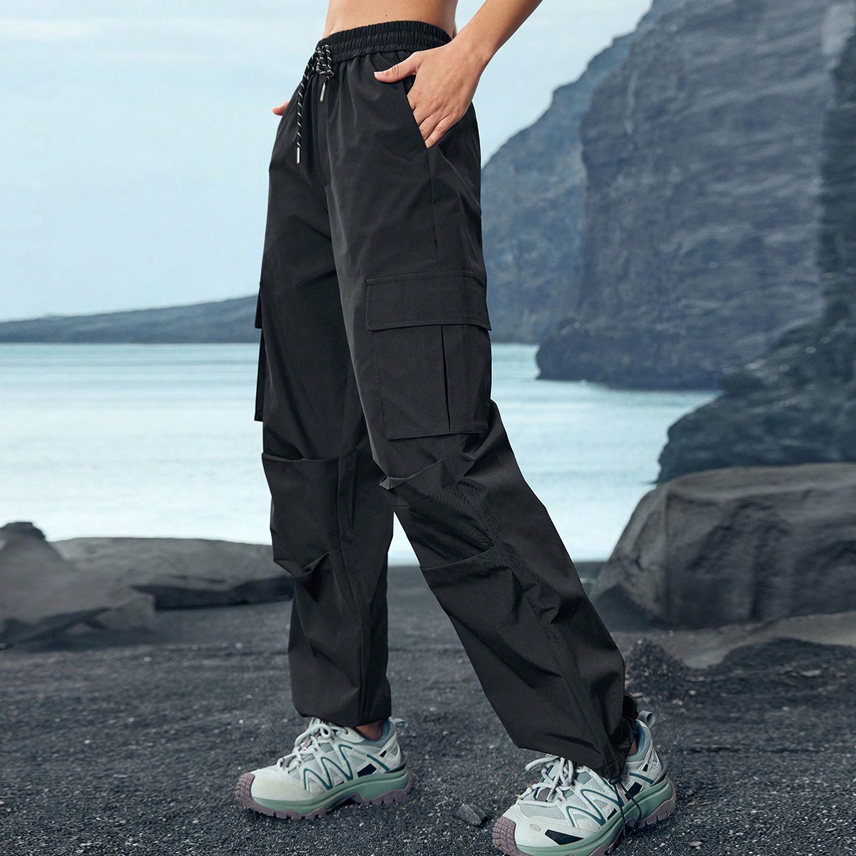 Pantalón cargo de mujer con cordón para actividades al aire libre, de color liso con bolsillo delantero y cierre de lazo, diseño sencillo y casual
