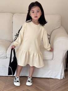 DAZY 年轻女孩圆领落肩长袖侧条纹蝴蝶结细节荷叶边下摆连衣裙，秋季 - 米色 - 查看 8