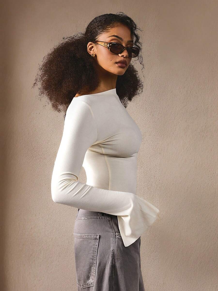 Athîral 女士休闲白色纯色船领优雅喇叭袖修身T恤，袖口开衩，秋冬超柔软，适合返校季、旅行机场等场合，风格端庄，复古韵味。 - 杏色 - 查看 1