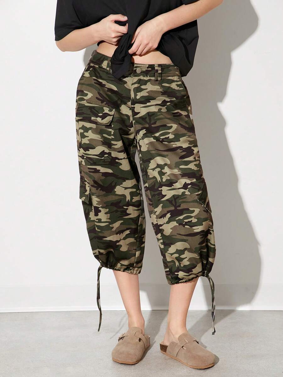 Easelle Calça Capri Cargo Utilitária Solta com Estampa Camuflada da Moda para Mulheres