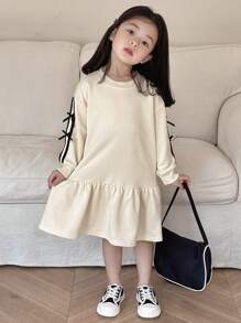 DAZY 年轻女孩圆领落肩长袖侧条纹蝴蝶结细节荷叶边下摆连衣裙，秋季 - 米色 - 查看 6