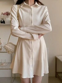 DAZY Robe courte cintrée à la taille avec col et boutons pour femmes, blanche, robe drapée pour le printemps/l'été/l'automne. Robe de graduation blanche, robe de style laitière, robe-chemise