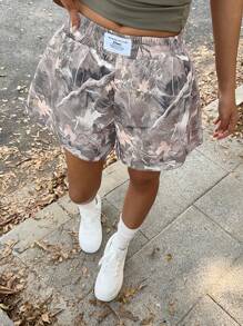 SHEIN EZwear Quần short thường ngày cạp chun in họa tiết camo rộng rãi - Màu be - Xem 5