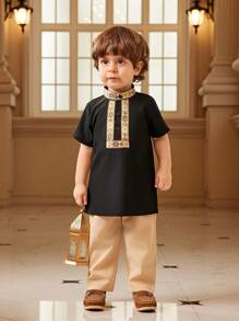 SHEIN Bộ 2 áo sơ mi in hình bé trai có cổ đứng & tay ngắn & quần dài màu be trơn cạp chun, trang phục thường ngày, kỳ nghỉ hè & bộ đồ liền thân cho bé trai/em bé - màu đen - Xem 5