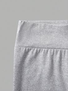 Conjunto de 2 piezas para niña preadolescente que incluye sudadera con cuello redondo con estampado de arco e impresión floral "Dios es bueno" y pantalones acampanados de cintura alta con estampado de arco
