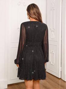 SHEIN VCAY فستان ساتان مزركش ذو أكمام فوانيس وياقة عميقة نسائي مقاسات كبيرة للمناسبات الرومانسية كعيد الحب