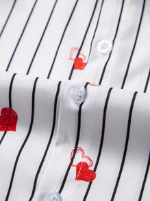Manfinity Homme Camisa casual de manga corta de una sola botonadura con rayas en forma de corazón para hombre