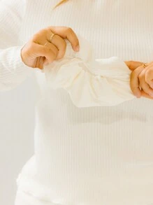 Aralina Conjunto de top de manga larga con detalle de lechuga acanalado blanco clásico y pantalones acampanados con scrunchie para recuperación