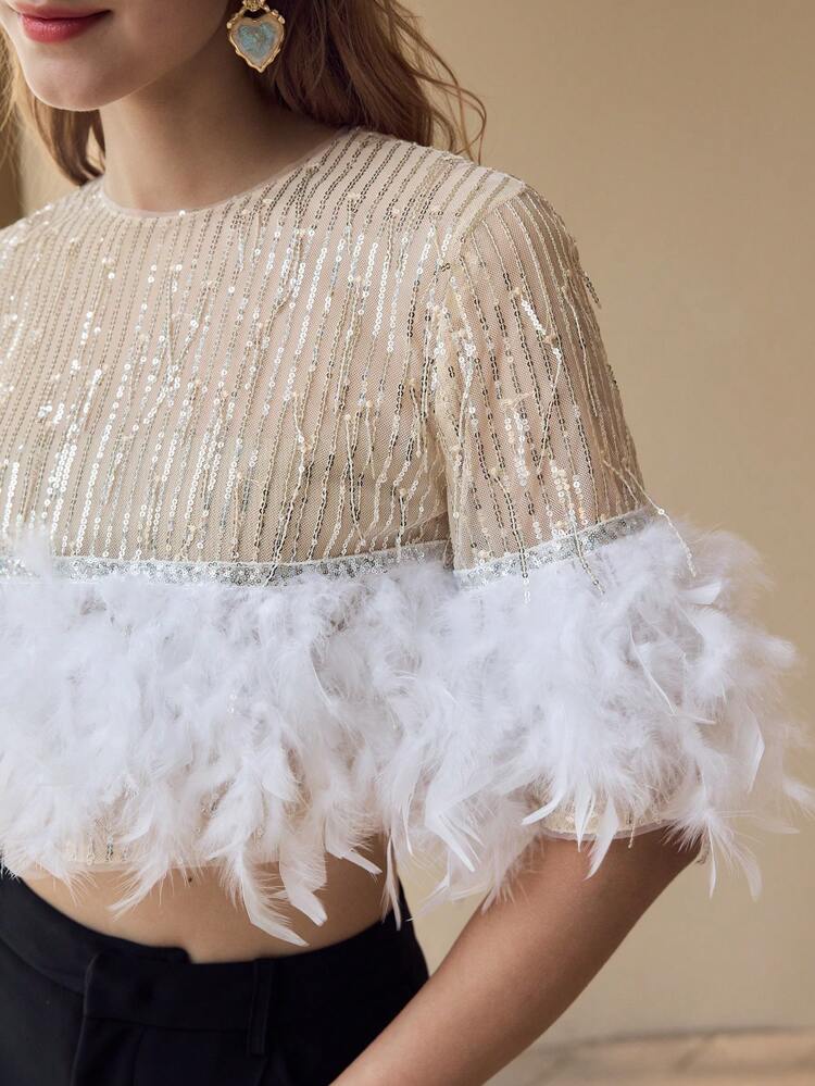 Crop Top mit Pailletten-Kontrast und Kunstfedern