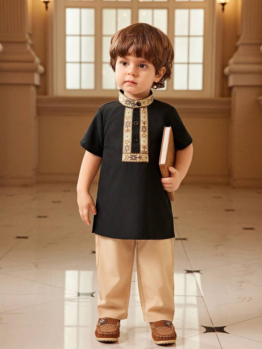 SHEIN Bộ 2 áo sơ mi in hình bé trai có cổ đứng & tay ngắn & quần dài màu be trơn cạp chun, trang phục thường ngày, kỳ nghỉ hè & bộ đồ liền thân cho bé trai/em bé - màu đen - Xem 1