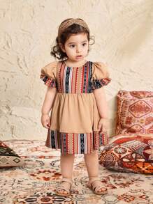 SHEIN Babygirl 夏季可爱几何印花短袖度假连衣裙 - 彩色 - 查看 4