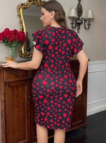 SHEIN Privé Vestido Mini com Decote em V e Manga Curta Estampa de Coração para Mulheres Plus Size, Adequado para Encontros Românticos, Passeios e Reuniões - Vermelho - Visão 2