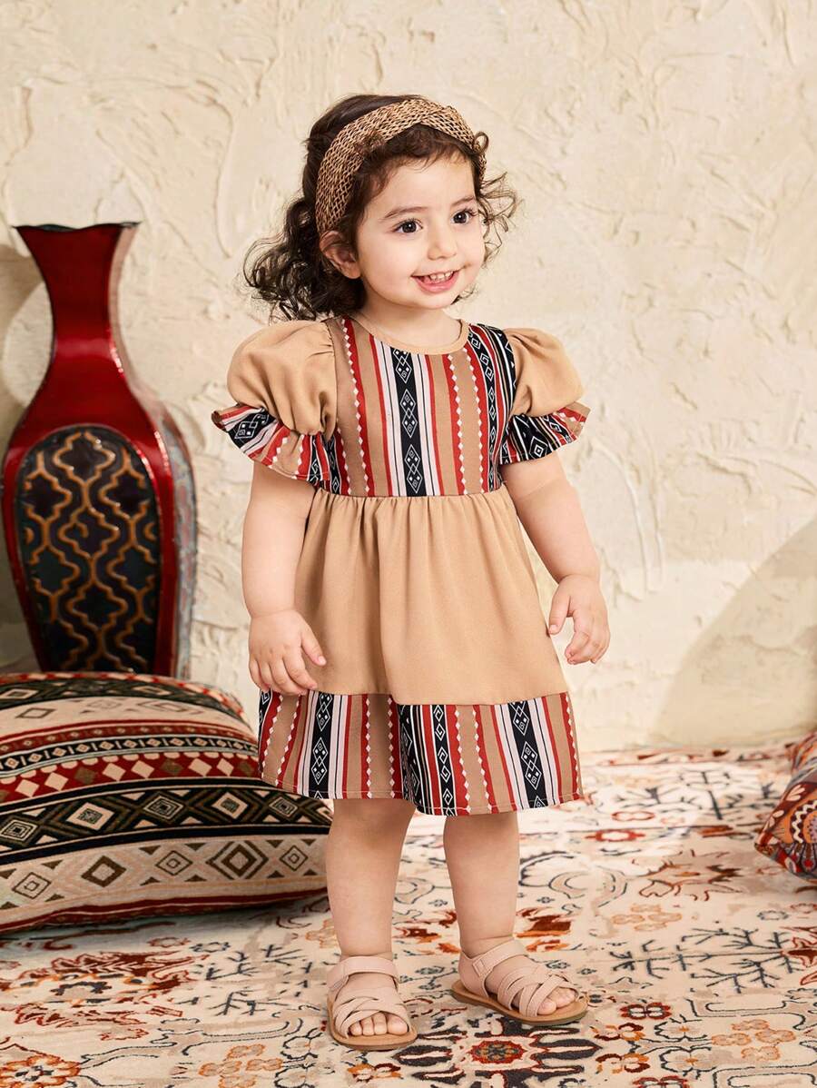 SHEIN Babygirl 夏季可爱几何印花短袖度假连衣裙 - 彩色 - 查看 1