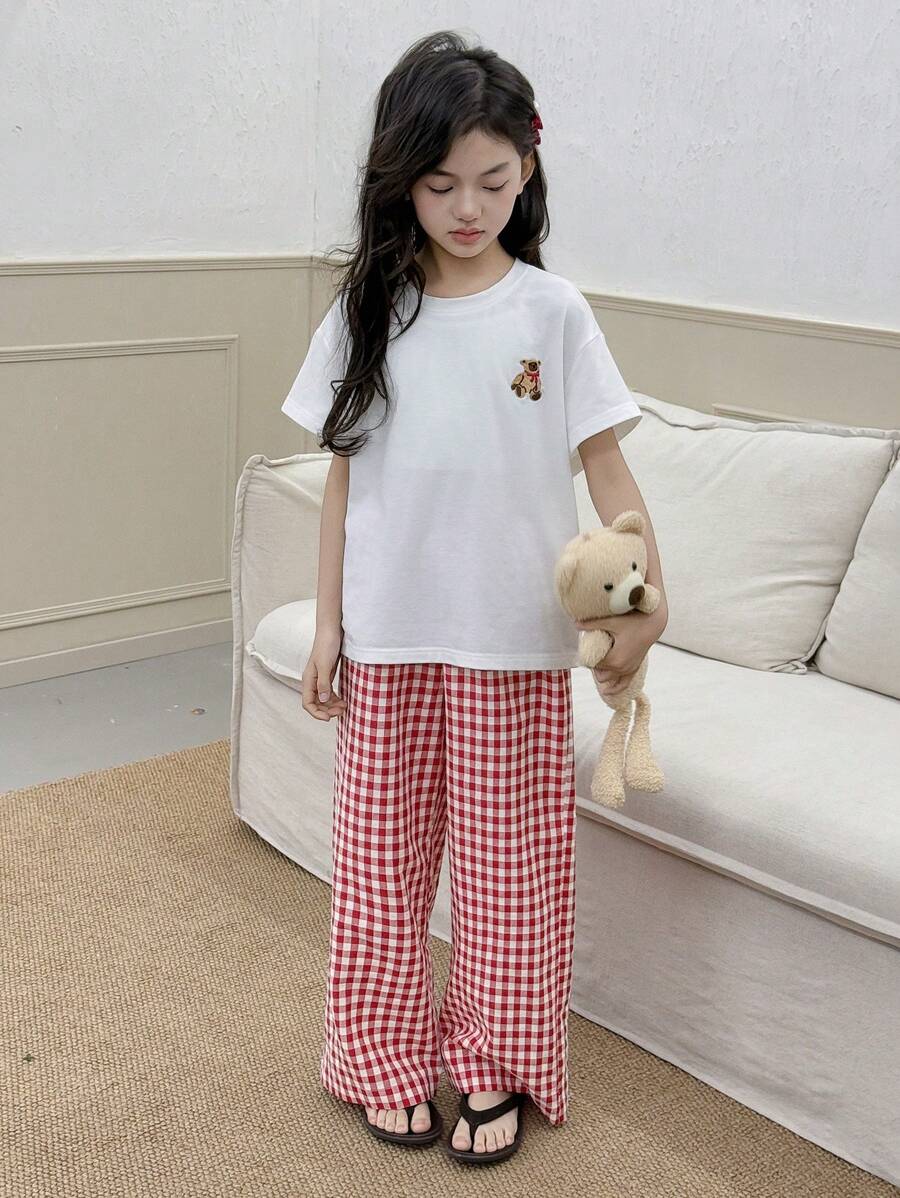 Dazy Kids 2 件套青少年女孩圆领针织 T 恤，带熊刺绣和格子梭织裤，家居服，春夏季，返校服 - 白色 - 查看 1