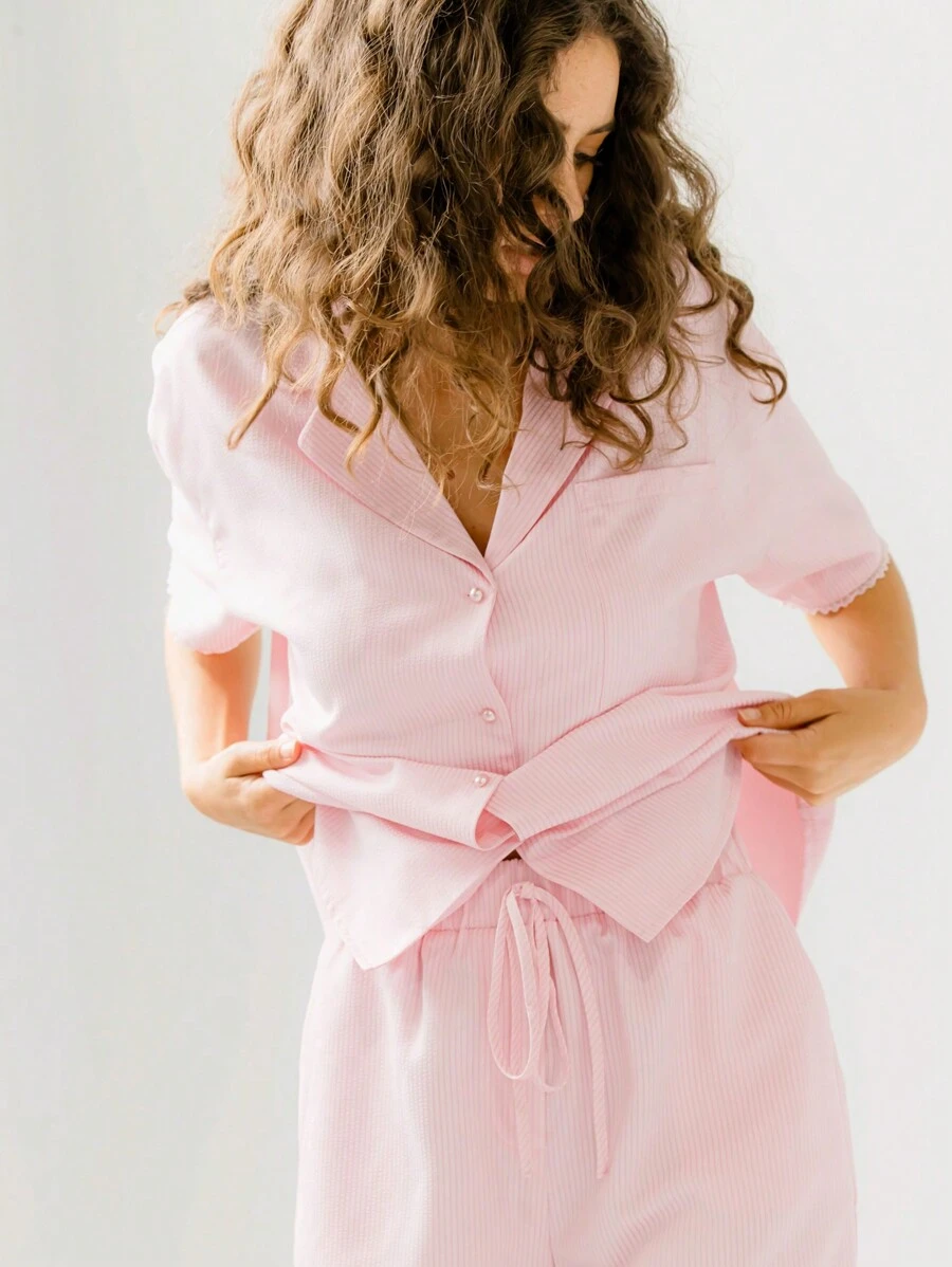 Aralina 棉花糖粉色纽扣编织衬衫和短裤套装