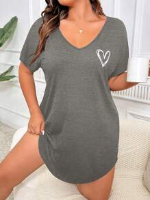 Camisón suave y acogedor con estampado de corazones para tallas grandes