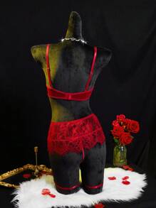 情人节 4 件套性感内衣套装，包括：胸罩、内裤、迷你裙、腿链，采用蕾丝拼布、镂空、荷叶边饰边 - 酒紅色 - 查看 2