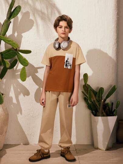 SHEIN Conjunto de 2 piezas para niños preadolescentes con estilo urbano casual, que incluye una parte superior de cuello redondo y manga corta con diseño bicolor inspirado en arquitectura urbana, y pantalones largos cómodos. Este conjunto es adecuado para niños en diversas ocasiones.