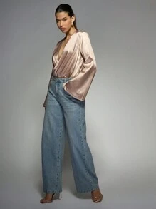 MISSGUIDED 奢华缎面裹身紧身衣，深 V 领喇叭袖，完美适合晚间穿着，特殊场合约会之夜派对服装 - 卡其色 - 查看 4